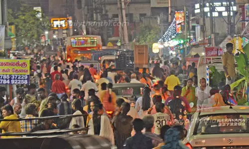 ஈரோட்டில் பூஜை பொருட்கள் விற்பனை அமோகம்