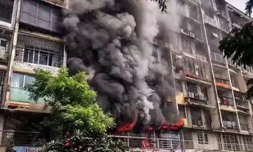 மும்பை: 8 மாடி கட்டிடத்தில் பயங்கர தீ விபத்து - இருவர் உயிரிழப்பு