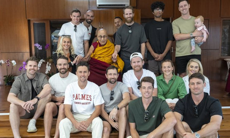 புத்த மத துறவியான தலாய்லாமாவை, குடும்பத்தினருடன் சந்தித்து வாழ்த்து பெற்ற நியூசிலாந்து கிரிக்கெட் வீரர்கள்..!