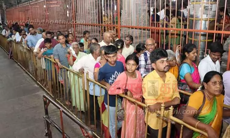 பக்தர்கள் நீண்ட வரிசையில் நின்று சாமி தரிசனம் பக்தர்கள் நீண்ட வரிசையில் நின்று சாமி தரிசனம்