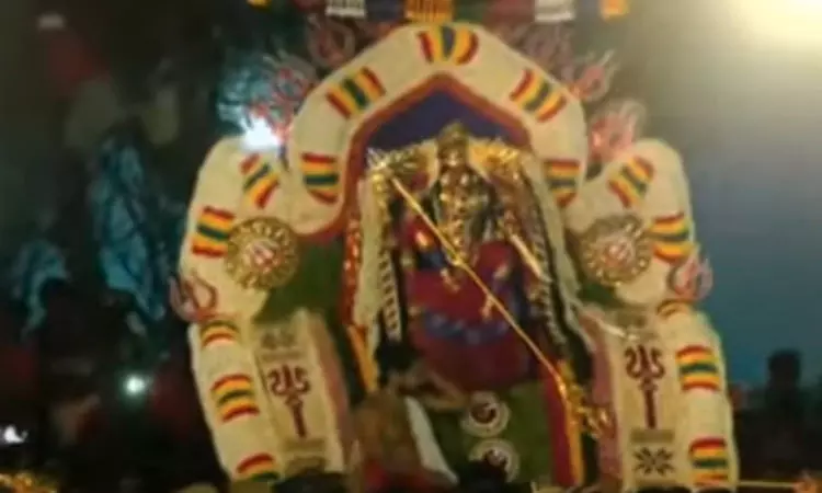  சிம்ம வாகனத்தில் மகிசனை வதம் செய்ய கடற்கரையில்... ... குலசேகரன்பட்டினம் முத்தாரம்மன் கோவிலில் சூரசம்ஹாரம்: லட்சக்கணக்கான பக்தர்கள் தரிசனம்