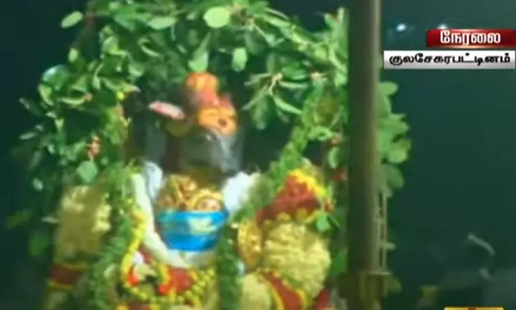 எருமை தலை கொண்ட மகிஷாசூரனை முத்தாரம்மன் வதம்... ... குலசேகரன்பட்டினம் முத்தாரம்மன் கோவிலில் சூரசம்ஹாரம்: லட்சக்கணக்கான பக்தர்கள் தரிசனம்