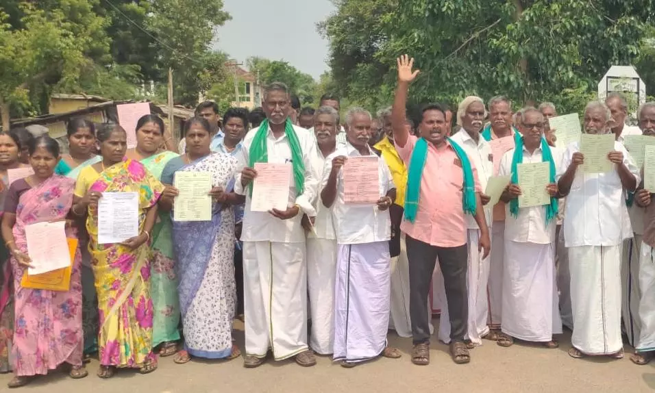 என்.எல்.சி.யை கண்டித்து கிராமமக்கள் ஆர்ப்பாட்டம் என்.எல்.சி.யை கண்டித்து கிராமமக்கள் ஆர்ப்பாட்டம்