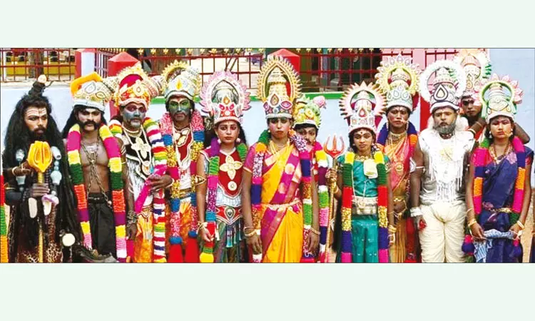 சிறப்பு பஸ்கள்  கடற்கரை மேடையில் எழுந்தருளிய... ... குலசேகரன்பட்டினம் முத்தாரம்மன் கோவிலில் சூரசம்ஹாரம்: லட்சக்கணக்கான பக்தர்கள் தரிசனம்