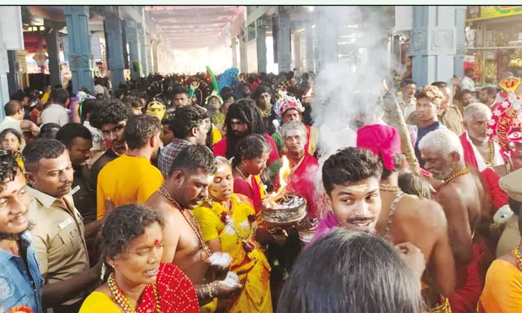 பாதுகாப்பு பணியில் ஈடுபட்ட 2,500 போலீசார்கடலில்... ... குலசேகரன்பட்டினம் முத்தாரம்மன் கோவிலில் சூரசம்ஹாரம்: லட்சக்கணக்கான பக்தர்கள் தரிசனம்