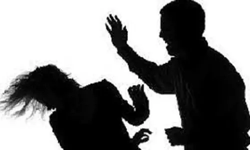 குலசேகரன்பட்டினம் முத்தாரம்மன் கோவில் செயல்அலுவலரை தாக்க முயற்சி குலசேகரன்பட்டினம் முத்தாரம்மன் கோவில் செயல்அலுவலரை தாக்க முயற்சி