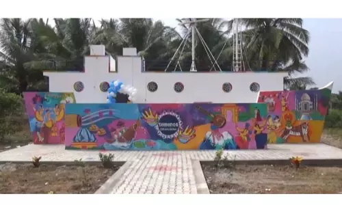 அரசு பள்ளி மாணவிகளுக்கு கப்பல் வடிவ கழிவறை