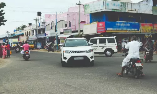 மடத்துக்குளம் நால்ரோட்டில் தாறுமாறாக செல்லும் வாகனங்கள் மடத்துக்குளம் நால்ரோட்டில் தாறுமாறாக செல்லும் வாகனங்கள்
