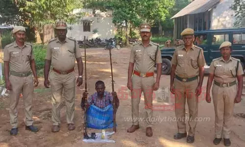 நாட்டு துப்பாக்கியுடன் விலங்குகளை வேட்டையாட வந்தவர் கைது நாட்டு துப்பாக்கியுடன் விலங்குகளை வேட்டையாட வந்தவர் கைது