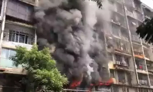 காந்திவிலி அடுக்குமாடி கட்டிட தீ விபத்தில் ஐ.பி.எல். கிரிக்கெட் வீரரின் சகோதரி, மருமகன் பலி