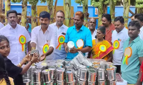 பரமன்குறிச்சி முந்திரி தோட்டத்தில்தசரா பக்தர்களுக்கு நலத்திட்ட உதவிகள்