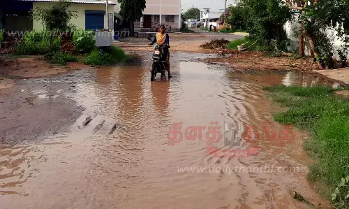 நாமக்கல் பெரியூர் பகுதியில்குழாய் உடைந்து வீணாகும் குடிநீர்   சாலையில் தேங்குவதால் பொதுமக்கள் அவதி