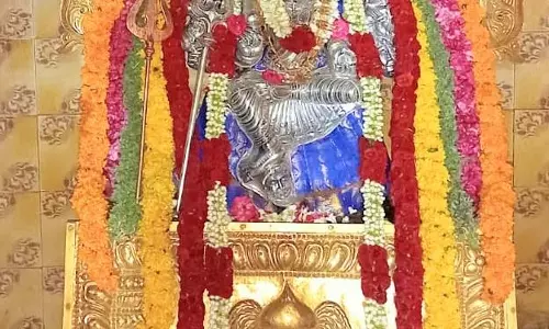 சமயபுரத்து மாரியம்மன் கோவிலில் விஜயதசமி வழிபாடு