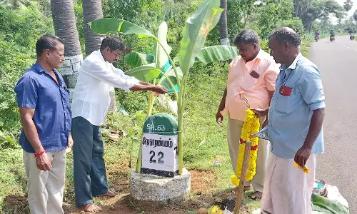 மைல்கல்லை வழிபட்ட சாலைப்பணியாளர்கள்