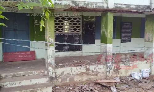 வகுப்பறையின் முகப்பு சுவரில் சிமெண்டு காரைகள் பெயர்ந்து விழுந்தது