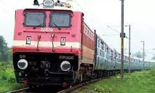 அரக்கோணத்தில் இருந்து 2 மணி நேரம் தாமதமாக ரெயில்கள் சென்றன