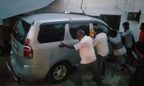 மூங்கில்துறைப்பட்டு அருகே விபத்து:வீட்டுக்குள் கார் புகுந்தது; பெண் படுகாயம் மூங்கில்துறைப்பட்டு அருகே விபத்து:வீட்டுக்குள் கார் புகுந்தது; பெண் படுகாயம்