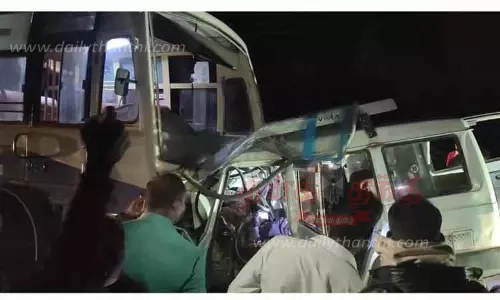 அரசு பஸ்-கார் நேருக்கு நேர் மோதி 8 பேர் சாவு அரசு பஸ்-கார் நேருக்கு நேர் மோதி 8 பேர் சாவு