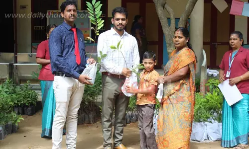 மாணவர்களுக்கு மரக்கன்றுகள் வழங்கும் நிகழ்ச்சி