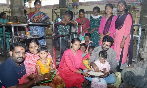 நெல்லில் அ எழுதி கல்வியை தொடங்கிய குழந்தைகள்