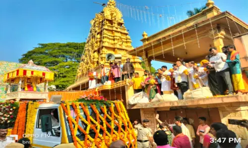 வெள்ளி பல்லக்கு சரக்கு வாகனத்தில் கொண்டு செல்லப்பட்டது