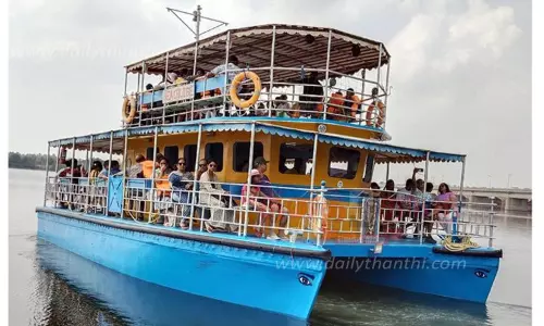 நோணாங்குப்பம் படகு குழாமில் குவிந்த சுற்றுலா பயணிகள்