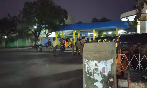 இருளில் மூழ்கிய கே.வி.குப்பம் பஸ் நிலையம் இருளில் மூழ்கிய கே.வி.குப்பம் பஸ் நிலையம்