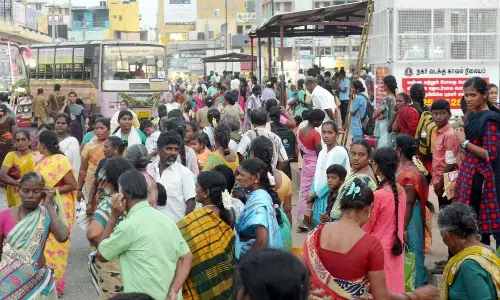 ரெயில், பஸ் நிலையங்களில் அலைமோதிய மக்கள் கூட்டம்