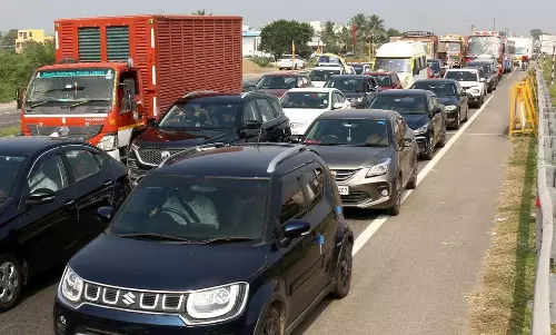 தொடர் விடுமுறை முடிந்து சொந்த ஊரில் இருந்து திரும்பிச்செல்லும் பொதுமக்கள் தொடர் விடுமுறை முடிந்து சொந்த ஊரில் இருந்து திரும்பிச்செல்லும் பொதுமக்கள்