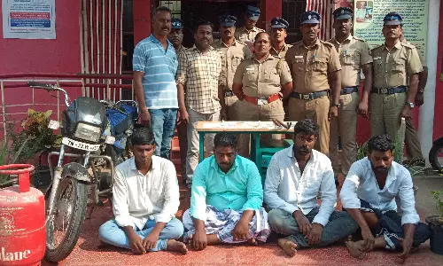 தனியார் நிறுவன ஊழியர் வீட்டில் திருடிய 4 பேர் கைது தனியார் நிறுவன ஊழியர் வீட்டில் திருடிய 4 பேர் கைது