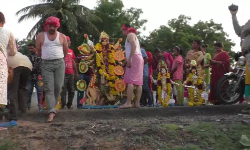 துர்கா சிலைகள் காவிரி ஆற்றில் கரைப்பு