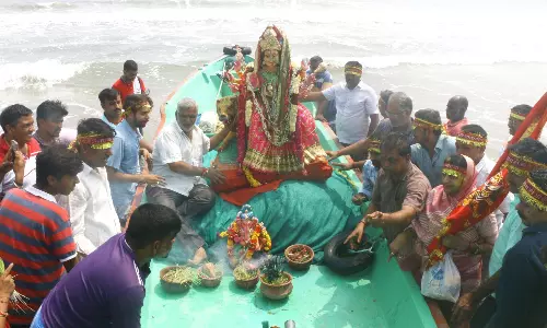 கடலூர் சில்வர் பீச்சில் துர்க்கை அம்மன் சிலை கரைப்பு கடலூர் சில்வர் பீச்சில் துர்க்கை அம்மன் சிலை கரைப்பு