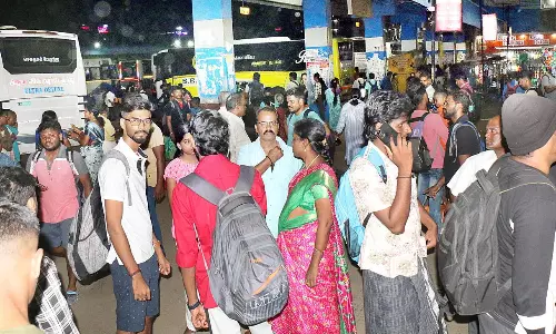 பஸ், ரெயில் நிலையங்களில் அலைமோதிய பயணிகள் கூட்டம்