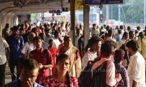 நெல்லையில் ரெயில், பஸ்நிலையங்களில் பயணிகள் கூட்டம் அலைமோதியது