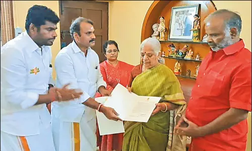 பங்காரு அடிகளார் மறைவு: பிரதமர் மோடியின் இரங்கல் கடிதத்தை வழங்கிய மத்திய மந்திரி பங்காரு அடிகளார் மறைவு: பிரதமர் மோடியின் இரங்கல் கடிதத்தை வழங்கிய மத்திய மந்திரி