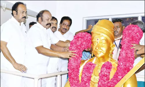 திருப்பத்தூரில் மாமன்னர்கள் மருதுபாண்டியர் குருபூஜை: அமைச்சர்கள்-தலைவர்கள் மரியாதை திருப்பத்தூரில் மாமன்னர்கள் மருதுபாண்டியர் குருபூஜை: அமைச்சர்கள்-தலைவர்கள் மரியாதை