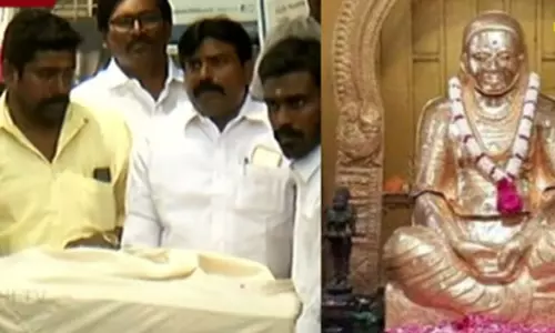 தேவரின் தங்க கவசம்:  திண்டுக்கல் சீனிவாசன் வங்கி லாக்கரில் இருந்து எடுத்து விழா கமிட்டியிடம் ஒப்படைத்தார்