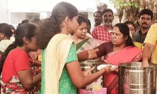 துர்க்கையம்மன் கோவிலில் பக்தர்களுக்கு அன்னதானம் துர்க்கையம்மன் கோவிலில் பக்தர்களுக்கு அன்னதானம்