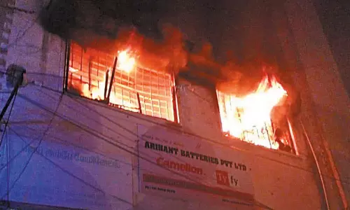 பெரியமேட்டில் மின்விளக்கு விற்பனை கடையில் தீ விபத்து