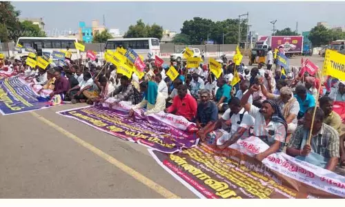 நெடுஞ்சாலைத்துறை சாலை பணியாளர் சங்கத்தினர் உண்ணாவிரத போராட்டம்