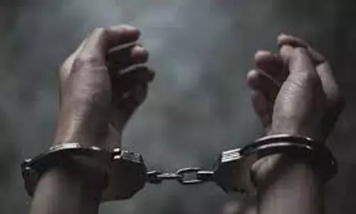 துர்கா தேவி ஊர்வலத்தில்  2 நாட்டு துப்பாக்கிகள், 11 தோட்டாக்களுடன் வாலிபர் சிக்கினார்