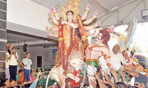 பிரதிஷ்டை செய்யப்பட்ட சிலைகள் ஆற்றில் கரைப்பு பிரதிஷ்டை செய்யப்பட்ட சிலைகள் ஆற்றில் கரைப்பு