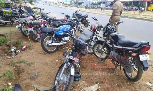 மத போதகர் ஓட்டி வந்த கார் மோதி 12 மோட்டார் சைக்கிள்கள் சேதம் மத போதகர் ஓட்டி வந்த கார் மோதி 12 மோட்டார் சைக்கிள்கள் சேதம்