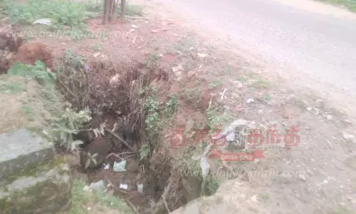 சாலையோரத்தில் ஆபத்தான குழி