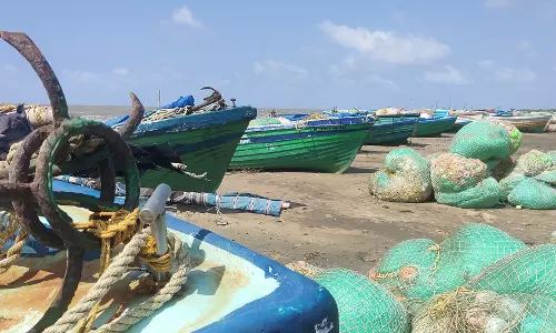 மீனவர்கள் கடலுக்கு மீன்பிடிக்க செல்லவில்லை