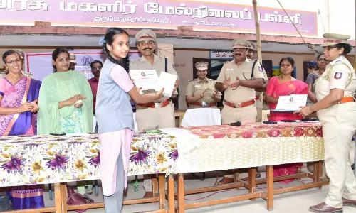 மாணவிகள் எதையும் எதிர்கொள்ளும் தைரியத்தை வளர்த்துக்கொள்ள வேண்டும்