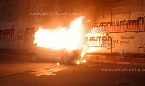 ஓசூரில் நடுரோட்டில் கார் தீப்பிடித்து எரிந்ததால் பரபரப்பு