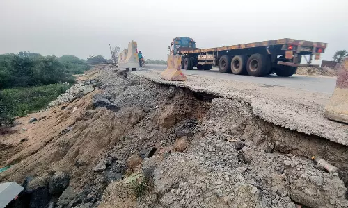 விழுப்புரத்தில் சர்வீஸ் சாலையில் மண் சரிவு விழுப்புரத்தில் சர்வீஸ் சாலையில் மண் சரிவு