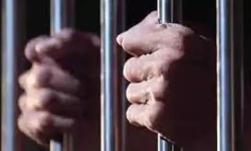 கல்லூரி மாணவரை தாக்கிய 2 பேர் கைது கல்லூரி மாணவரை தாக்கிய 2 பேர் கைது