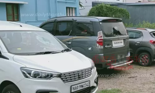 வீடுகள் முன்பு நிறுத்தப்பட்டிருந்த 30 வாகனங்களின் கண்ணாடி உடைப்பு